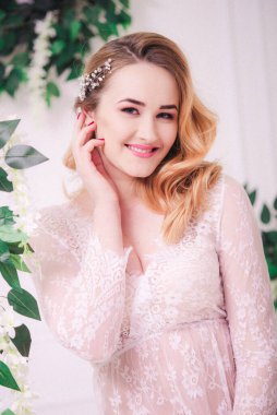 Sarı saçlı, düğün makyajlı, beyaz dantelli, parlak iç çamaşırlı, genç ve çekici bir gelin.