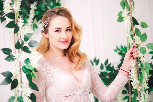 Sarı saçlı, düğün makyajlı, beyaz dantelli, parlak iç çamaşırlı, genç ve çekici bir gelin.