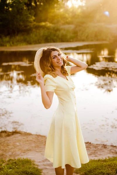 Νεαρή Ελκυστική Κοπέλα Σκούρα Μαλλιά Κίτρινο Καλοκαιρινό Φόρεμα Δίπλα Στο — Φωτογραφία Αρχείου