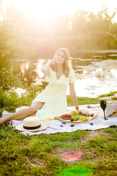 Young Attractive Girl Dark Hair Yellow Summer Dress Picnic Nature — Stok fotoğraf