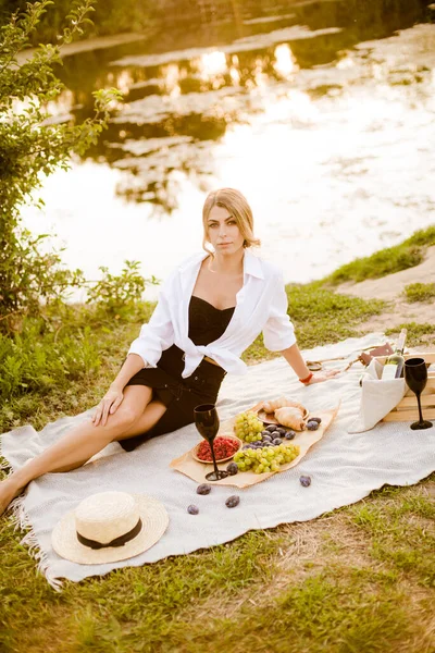 Young Attractive Girl Dark Hair White Shirt Picnic Nature River — Foto Stock