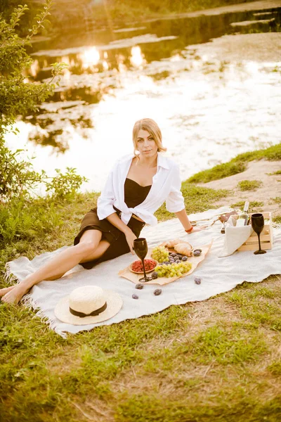 Young Attractive Girl Dark Hair White Shirt Picnic Nature River —  Fotos de Stock