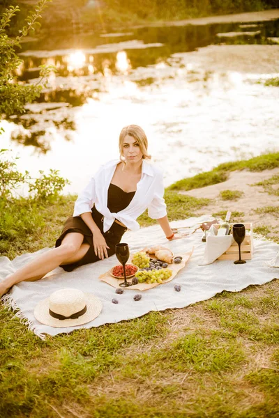 Young Attractive Girl Dark Hair White Shirt Picnic Nature River — 图库照片