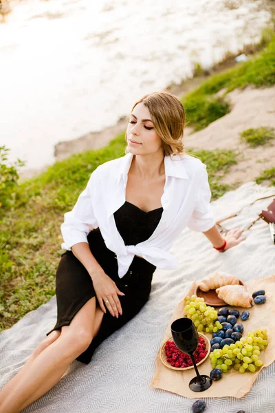 Young Attractive Girl Dark Hair White Shirt Picnic Nature River — Fotografia de Stock