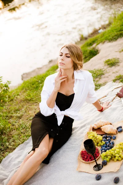 Young Attractive Girl Dark Hair White Shirt Picnic Nature River — Fotografia de Stock