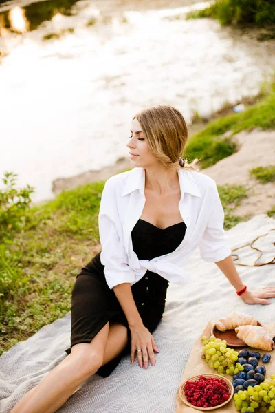 Young Attractive Girl Dark Hair White Shirt Picnic Nature River — Stok fotoğraf