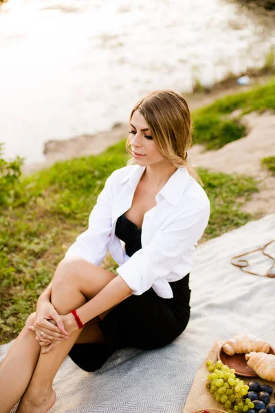 Young Attractive Girl Dark Hair White Shirt Picnic Nature River — Fotografia de Stock