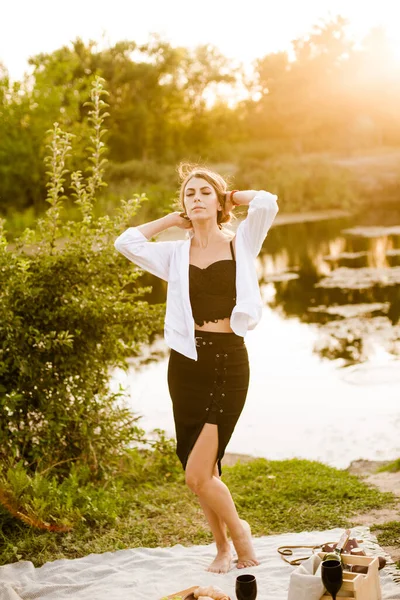 Young Attractive Girl Dark Hair White Shirt Picnic Nature River —  Fotos de Stock