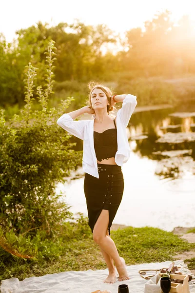 Young Attractive Girl Dark Hair White Shirt Picnic Nature River — Stok fotoğraf