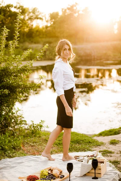 Young Attractive Girl Dark Hair White Shirt Picnic Nature River — Stok fotoğraf