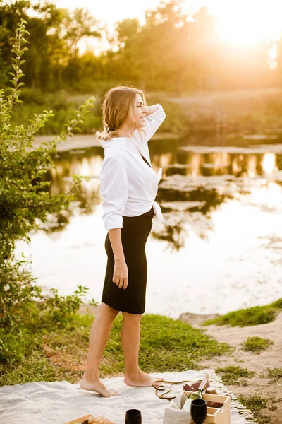 Young Attractive Girl Dark Hair White Shirt Picnic Nature River — Stockfoto