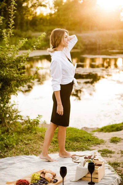 Young Attractive Girl Dark Hair White Shirt Picnic Nature River — Stok fotoğraf