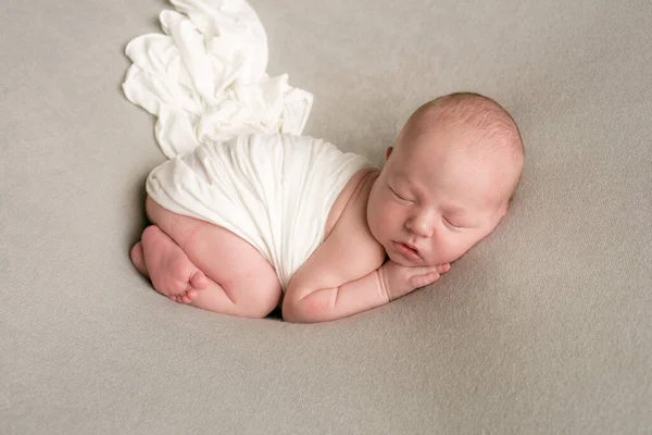 Ένα Χαριτωμένο Μωρό Κοιμάται Τυλιγμένο Μια Ευάερη Κουβέρτα Χρώματος Γάλακτος — Φωτογραφία Αρχείου