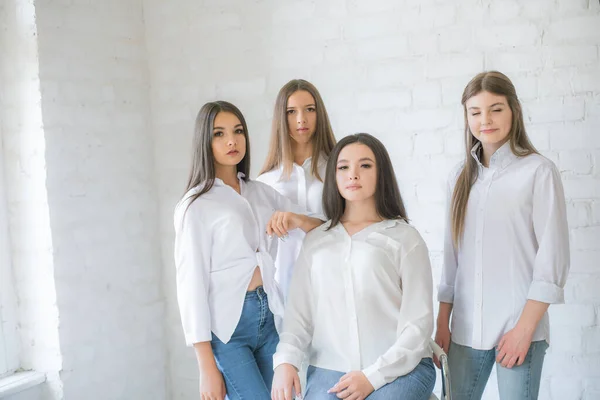 Pretty Teenage Girls Models Trendy Jeans White Shirts Studio Background — Stok fotoğraf