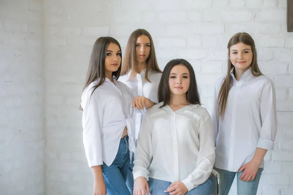 Pretty Teenage Girls Models Trendy Jeans White Shirts Studio Background — Foto Stock