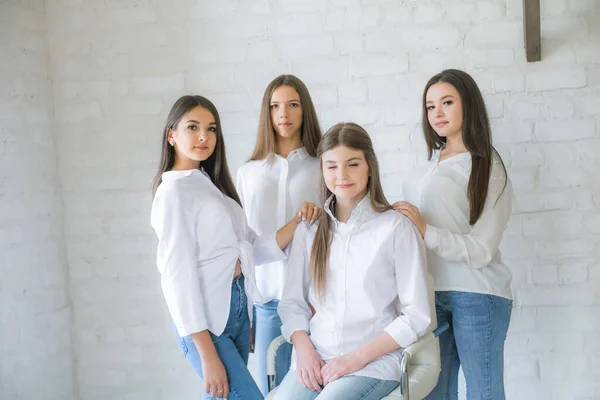 Pretty Teenage Girls Models Trendy Jeans White Shirts Studio Background — Zdjęcie stockowe