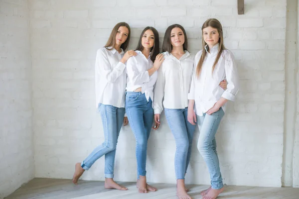 Pretty Teenage Girls Models Trendy Jeans White Shirts Studio Background — Stockfoto