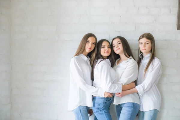 Pretty Teenage Girls Models Trendy Jeans White Shirts Studio Background — ストック写真