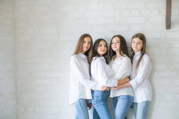 Pretty Teenage Girls Models Trendy Jeans White Shirts Studio Background — ストック写真