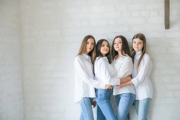 Pretty Teenage Girls Models Trendy Jeans White Shirts Studio Background — ストック写真