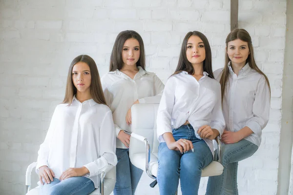 Pretty Teenage Girls Models Trendy Jeans White Shirts Studio Background — 스톡 사진