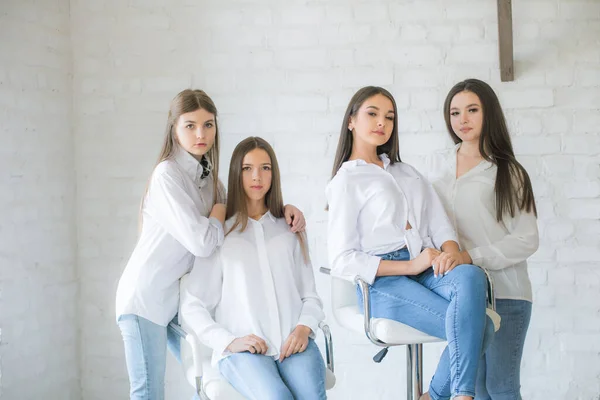 Pretty Teenage Girls Models Trendy Jeans White Shirts Studio Background — Stockfoto