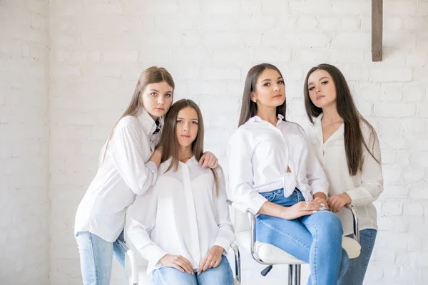 Pretty Teenage Girls Models Trendy Jeans White Shirts Studio Background — Stockfoto