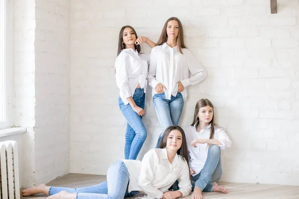 Pretty Teenage Girls Models Trendy Jeans White Shirts Studio Background — 스톡 사진