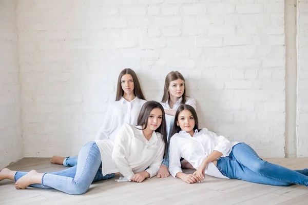 Pretty Teenage Girls Models Trendy Jeans White Shirts Studio Background — ストック写真
