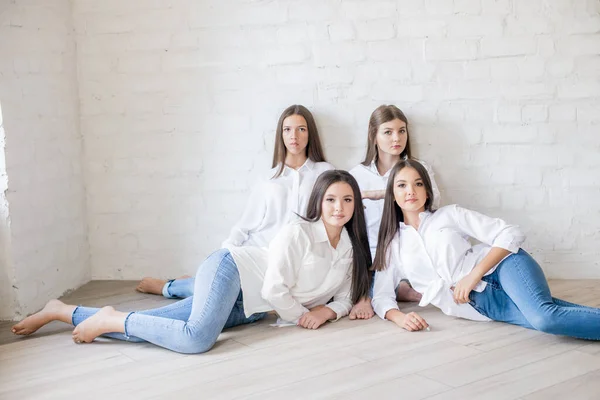 Pretty Teenage Girls Models Trendy Jeans White Shirts Studio Background — ストック写真