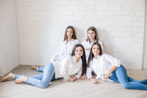 Pretty Teenage Girls Models Trendy Jeans White Shirts Studio Background — 图库照片