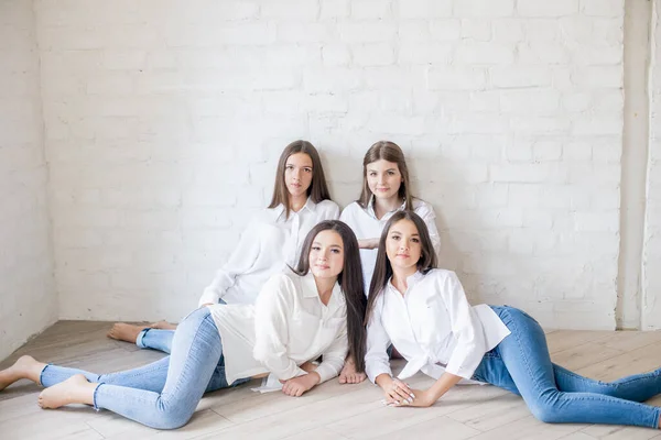 Pretty Teenage Girls Models Trendy Jeans White Shirts Studio Background - Stock-foto