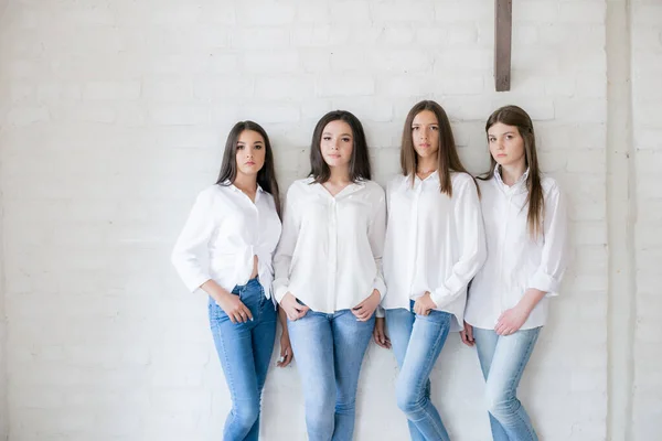 Pretty Teenage Girls Models Trendy Jeans White Shirts Studio Background — 图库照片