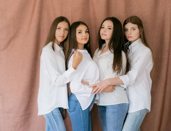 Vackra Tonårsflickor Modeller Trendiga Jeans Och Vita Skjortor Studion Mot — Stockfoto
