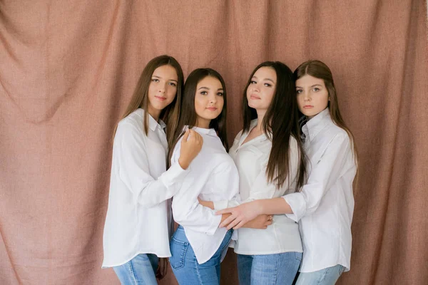 Mooie Tienermeisjes Modellen Trendy Jeans Witte Shirts Studio Tegen Achtergrond — Stockfoto