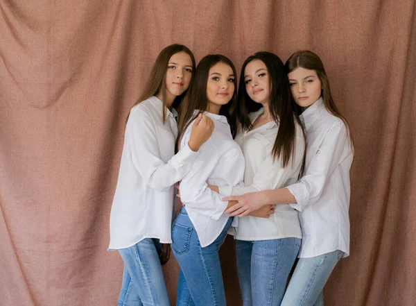 Досить Підліткові Дівчата Моделі Модних Джинсах Білих Сорочках Студії Тлі — стокове фото