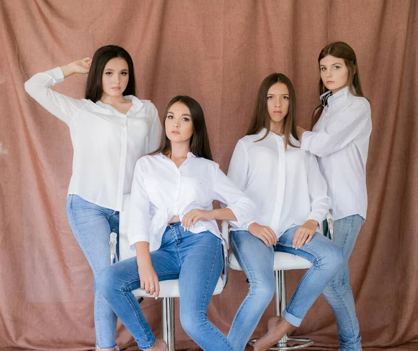 Красивые Девушки Подростки Модели Модных Джинсах Белых Рубашках Студии Текстильном — стоковое фото