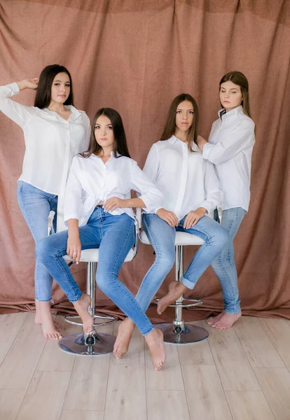Bonitas Modelos Adolescentes Jeans Moda Camisas Blancas Estudio Contra Fondo —  Fotos de Stock