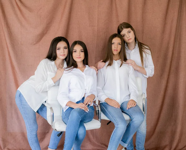 Красивые Девушки Подростки Модели Модных Джинсах Белых Рубашках Студии Текстильном — стоковое фото