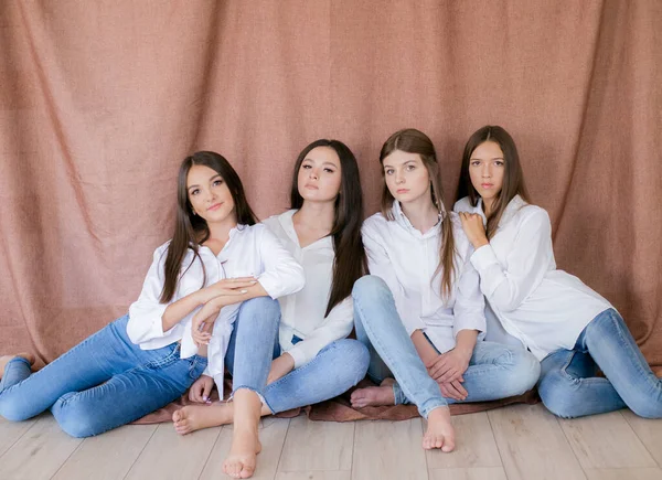 Hezké Dospívající Dívky Modelky Módních Džínách Bílých Košilích Ateliéru Pozadí — Stock fotografie
