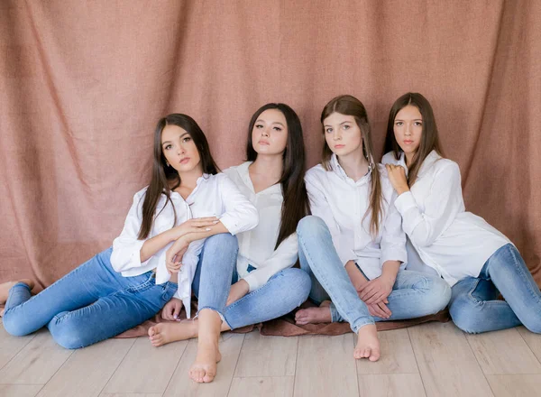 Jolies Mannequins Adolescentes Jeans Tendance Chemises Blanches Studio Sur Fond — Photo