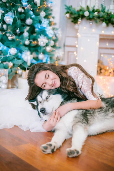 Uma Menina Adolescente Bonito Com Cabelos Longos Escuros Encaracolados Vestido — Fotografia de Stock