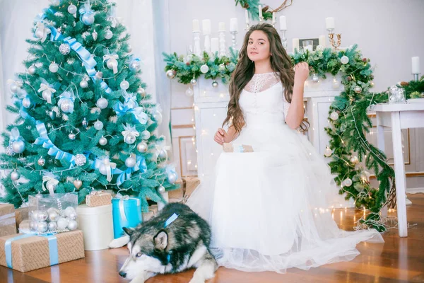 Uma Menina Adolescente Bonito Com Cabelos Longos Escuros Encaracolados Vestido — Fotografia de Stock