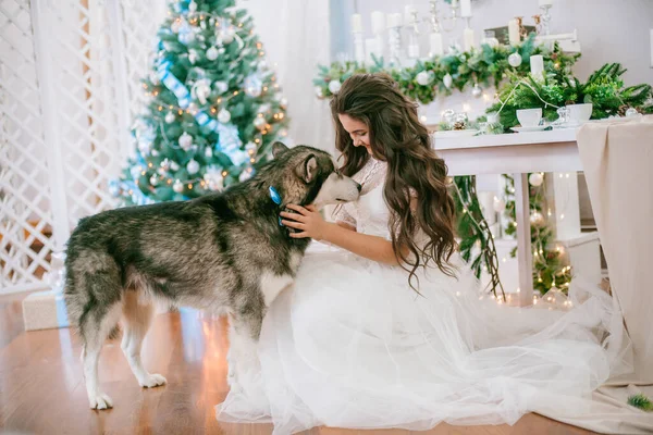 Una Linda Adolescente Con Pelo Largo Rizado Oscuro Vestido Bola — Foto de Stock