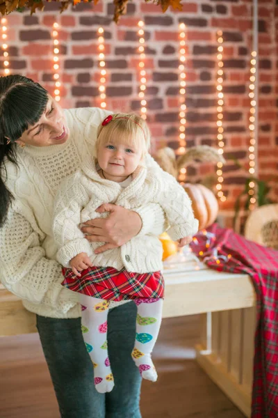 Young Mother Little Daughter White Warm Knitted Sweaters Interior Decorated — Stock Photo, Image