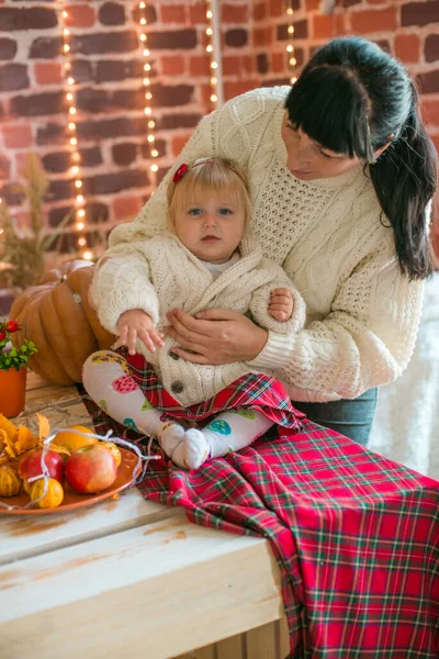 Young Mother Little Daughter White Warm Knitted Sweaters Interior Decorated — Stock Photo, Image