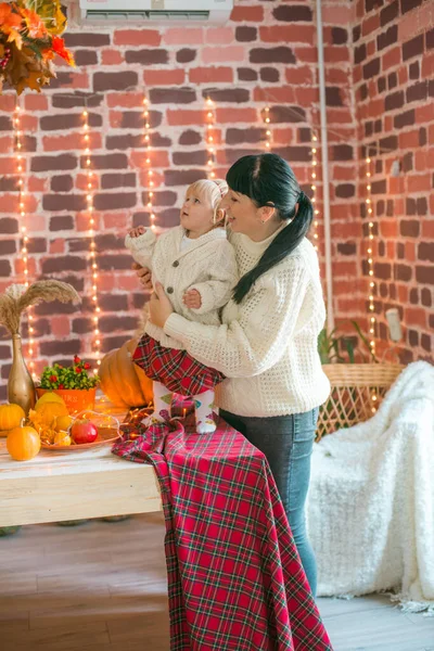 Young Mother Little Daughter White Warm Knitted Sweaters Interior Decorated — Stock Photo, Image