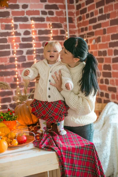 Young Mother Little Daughter White Warm Knitted Sweaters Interior Decorated — Stock Photo, Image