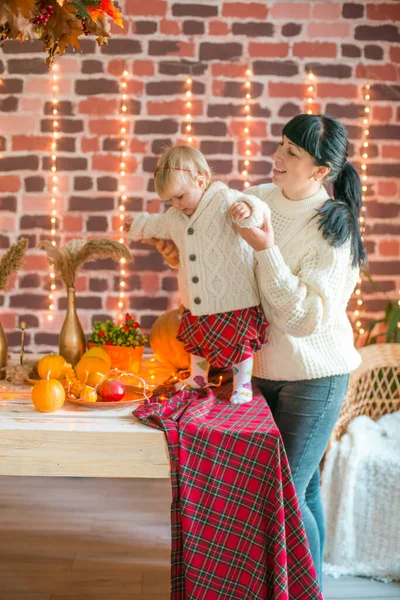 Young Mother Little Daughter White Warm Knitted Sweaters Interior Decorated — Stock Photo, Image