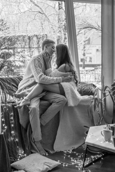 Young Attractive Couple Guy Girl Sitting Windowsill Blankets Warm Sweaters — Stock Photo, Image